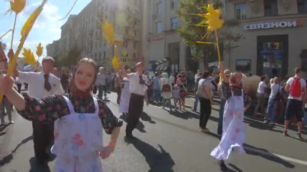 Danseurs avec des figures d'animaux — Video