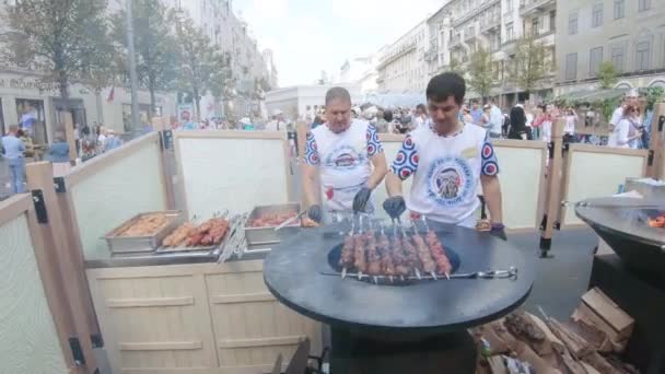 Готуємо барбекю на відкритому вогні — стокове відео