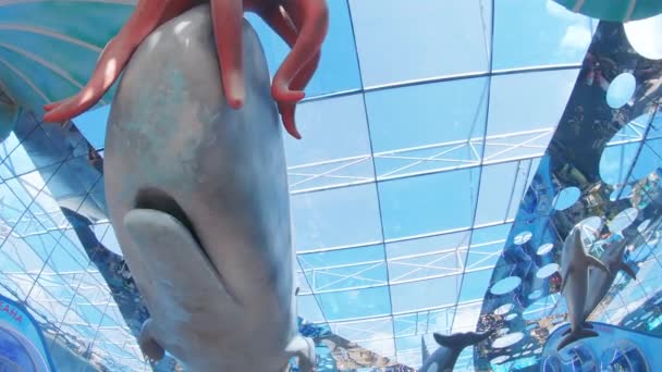 Mini-copia del edificio y figuras colgantes de animales marinos y peces del Moskvarium — Vídeo de stock