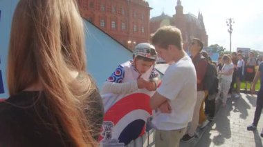 Bir ağız koruyucusu gülümseyen adam