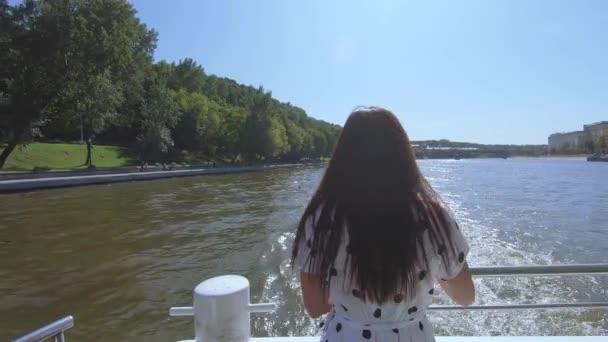 Meisje op de Stern op de rivier — Stockvideo