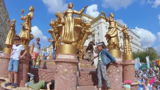 Aménagement de la Fontaine d'Amitié des Peuples avec des ballons blancs et bleus — Video