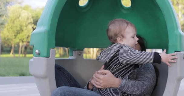 Moeder met een kind op een ei-vormige — Stockvideo