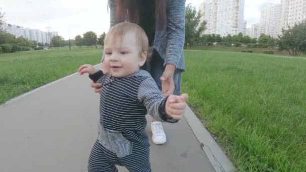 The child learns to walk — Stock Video