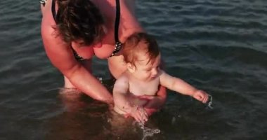 Denizde büyükanne ile çocuk çocuk