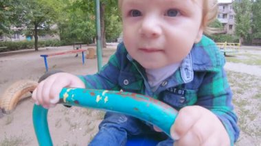 Büyükanne bir salıncak ta torunu ile