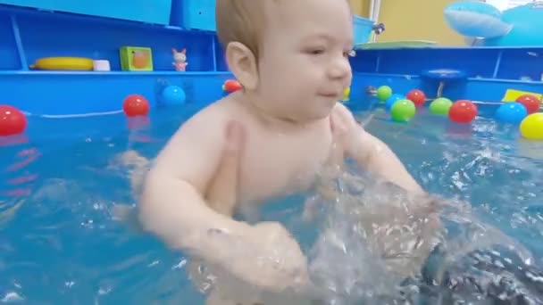 Swimming lessons in the pool — Stock Video