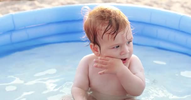 Chico fracasos en la piscina — Vídeo de stock