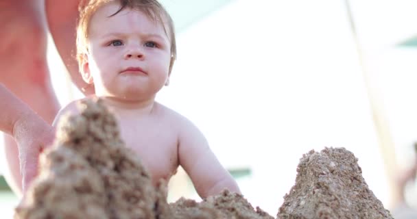 Niño niño remo arena — Vídeo de stock