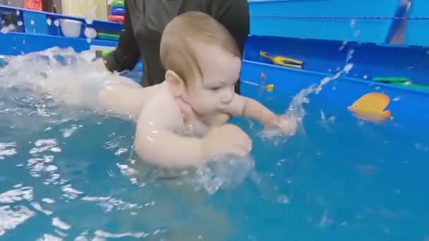 Schwimmunterricht im Pool — Stockvideo