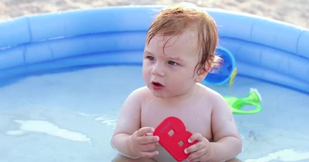 Spädbarn pojke med bokstaven B — Stockvideo