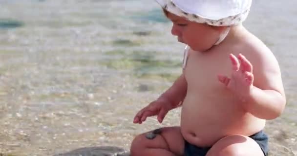 Enfant garçon sur la plage — Video