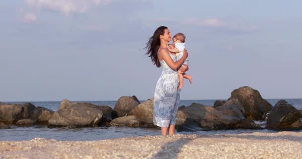 Mom holds in her arms — Stock Video