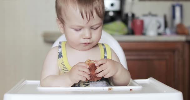 El chico está comiendo una tarta de queso. — Vídeo de stock