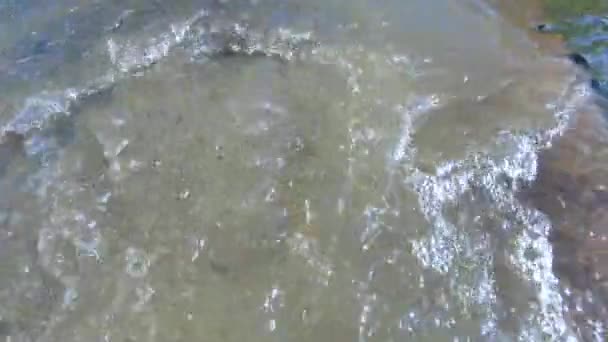 Пузырьковая вода со шлаком — стоковое видео