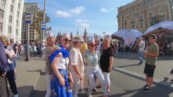 Zagraniczni turyści fotografował grupę starszych kobiet — Wideo stockowe