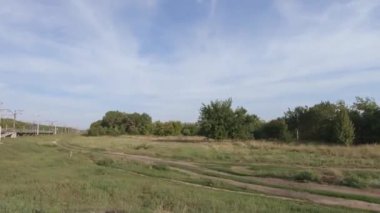 Bir arabadan demiryolu geçişi