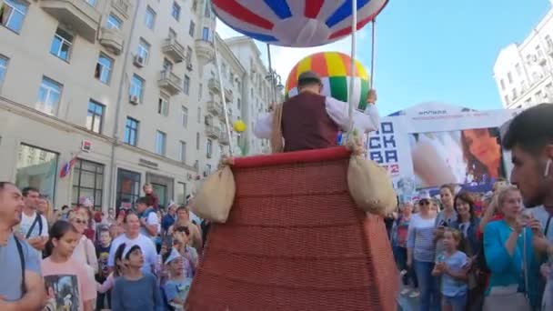 Hewan-hewan dalam keranjang dan balon-balon yang menggambarkan sebuah balon di atas panggung — Stok Video