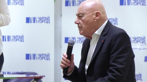 Vladimír Pozner na prezentaci knihy — Stock video