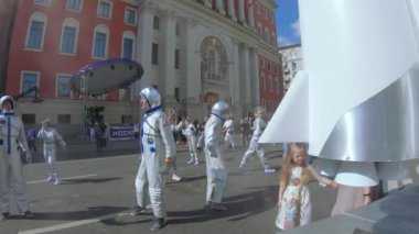 Kozmonot kostümlü dansçılar