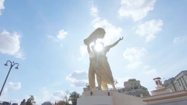 Sculpture modèle d'un conducteur de tracteur et d'un agriculteur collectif avec une gaine sur l'arche principale de VDNH — Video