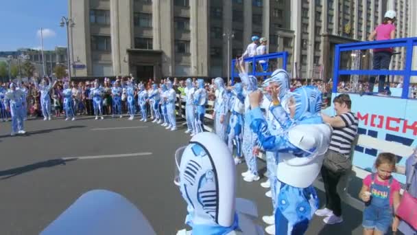 Танцюристи в космічних костюмах — стокове відео