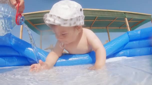 Menino flops na piscina — Vídeo de Stock