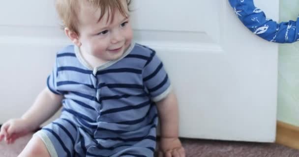 바닥에 기어 오르는 아기 — 비디오