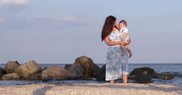 Mamá sostiene en sus brazos — Vídeo de stock