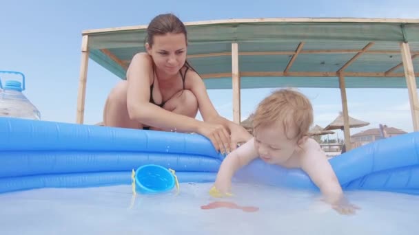 Boy flops in the pool — Stock Video