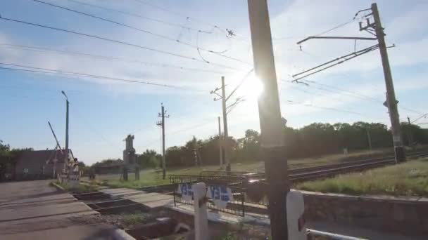Järnvägskorsning från en bil — Stockvideo