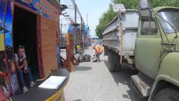 Завантаження сміття в старий автомобіль — стокове відео