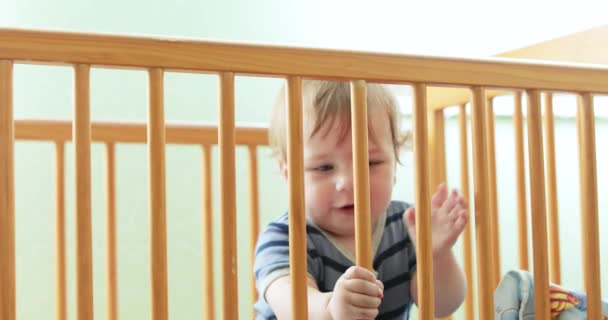 Baby is laughing in the crib — Stock Video