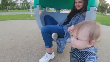 Yumurta şeklinde bir çocuk ile anne