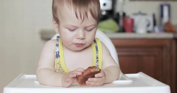 Le garçon mange un gâteau au fromage. — Video