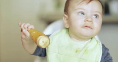 Bebek Çocuk bir muz yeme