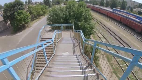 Fußgängerbrücke über die Bahn — Stockvideo