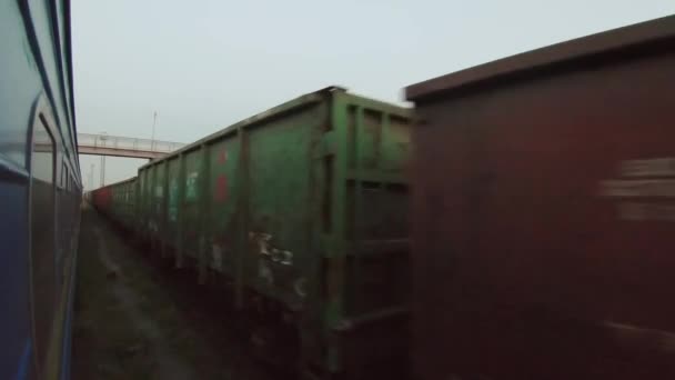 Goederenwagens Oekraïense spoorwegen op het perron van het station Berdyansk — Stockvideo