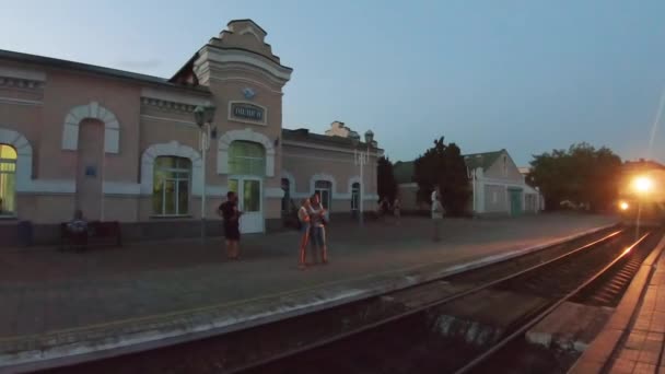 Tågets ankomst till tågstationen Pologi — Stockvideo