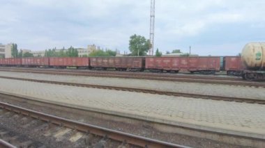 Berdyansk tren istasyonunun platformunda Ukrayna demiryolu yük vagonları