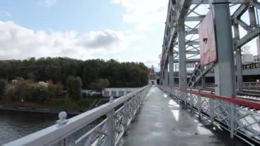 Novoandreevsky köprüsü ve geçit