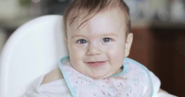 Bebek Çocuk gülüyor