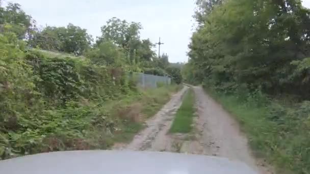 Bir tatil köyünün kirli yolu. — Stok video