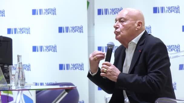 Vladimir Pozner bei der Vorstellung des Buches — Stockvideo