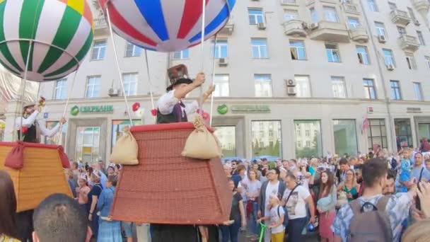 Animatoren in Körben und Luftballons, die einen Ballon auf Stelzen darstellen — Stockvideo