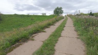 Eski çatlak beton yol