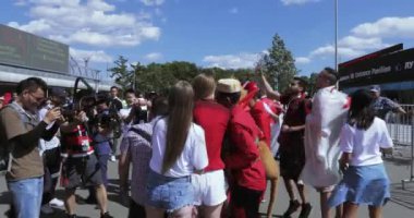 Gazeteci ve taraftarları arasında işleci