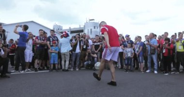 Animatör futbol hileler gösterir