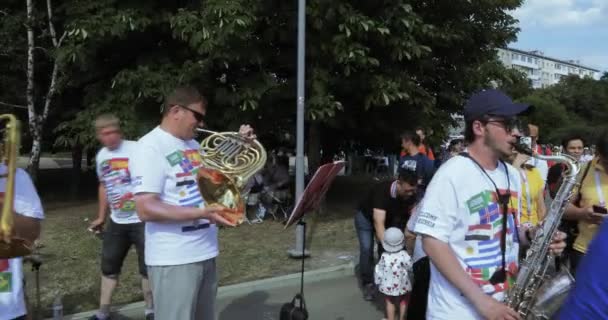 Zenészek, mielőtt a mérkőzés kokoshnik — Stock videók