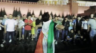 Futbol hayranları dans Kızıl meydan